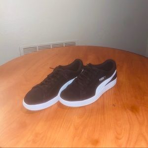 BLACK & WHITE PUMA SNEAKERS